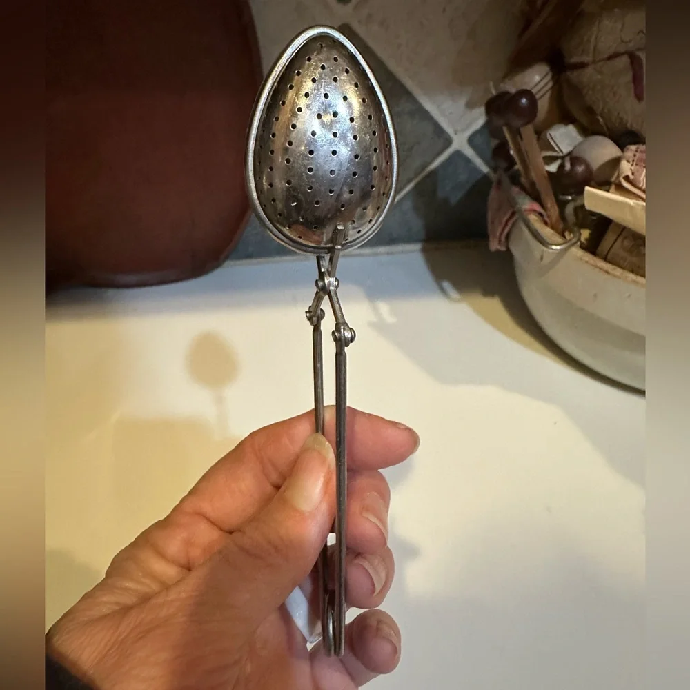VTG COLLECTIBLE JAPAN CLAMP STYLE ALMOND SHAPED TEA INFUSER KITCHEN TOOL HEALTHY